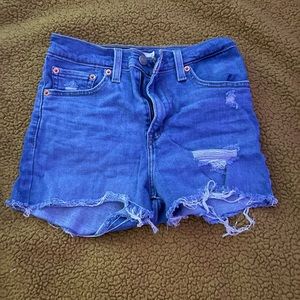 Levi shorts. Barely worn. Size 25.